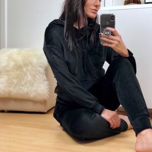 🔄REPOSH🔄 NEVA VELVET JOGGER SET
